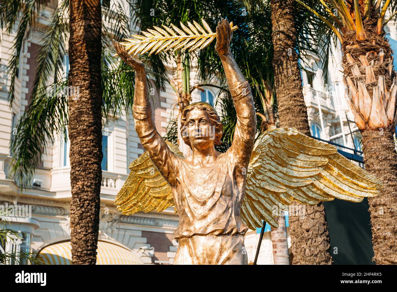 ronze statua di un angelo con un ramo di palma a Cannes, Francia Foto Stock