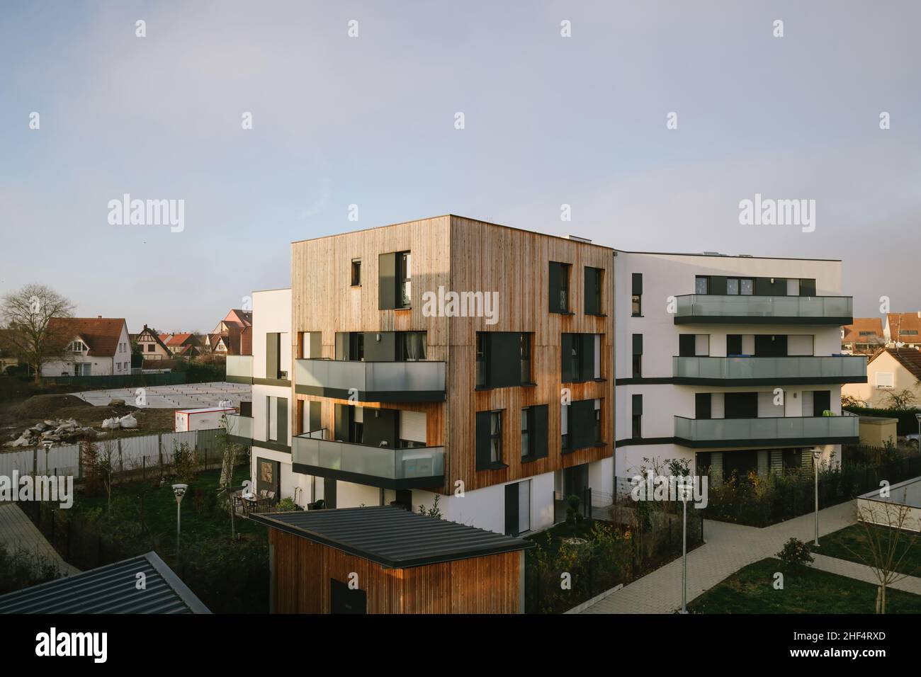 Vista rialzata del moderno complesso residenziale dell'edificio di appartamenti con grandi terrazze e luce solare Foto Stock