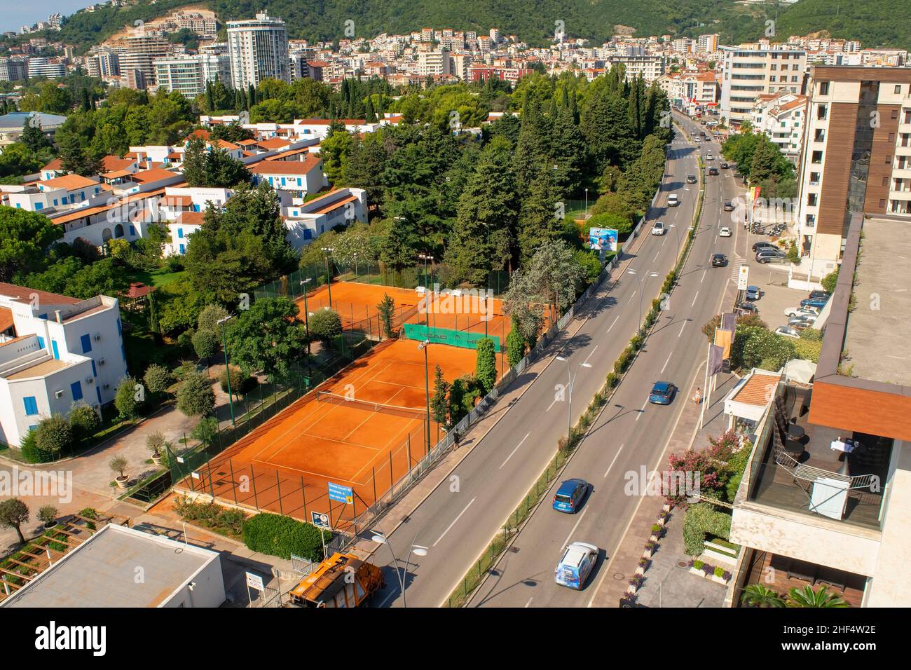Montenegro - Budva: 6 settembre 2021: Vista aerea della città di Budva con traffico stradale. Strada principale della città turistica con edifici residenziali Foto Stock