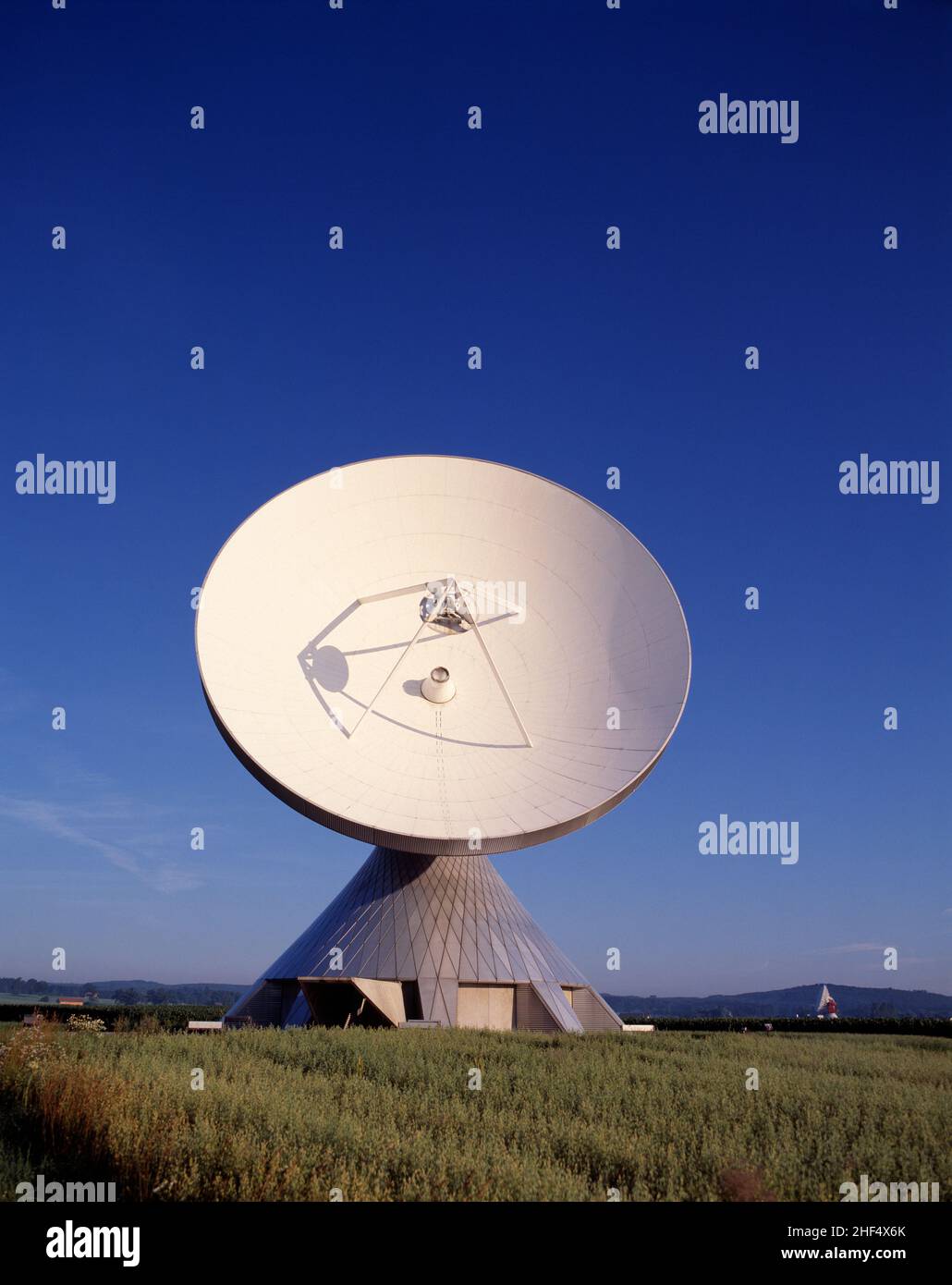 Germania. Baviera. Stazione di terra satellitare Raising. Antenna parabolica di comunicazione. Foto Stock