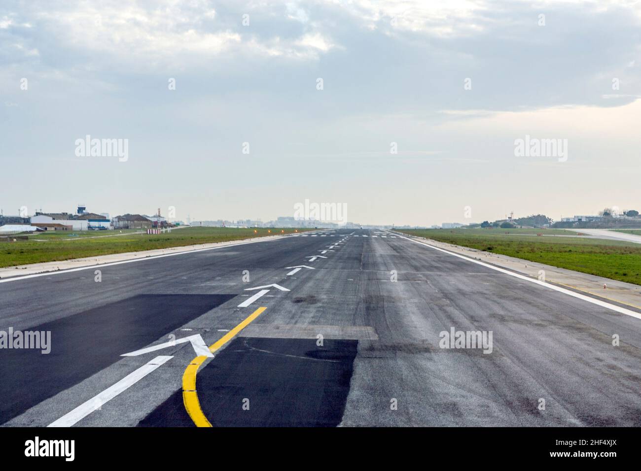 pista di atterraggio dell'aeroporto alla luce del tardo pomeriggio Foto Stock
