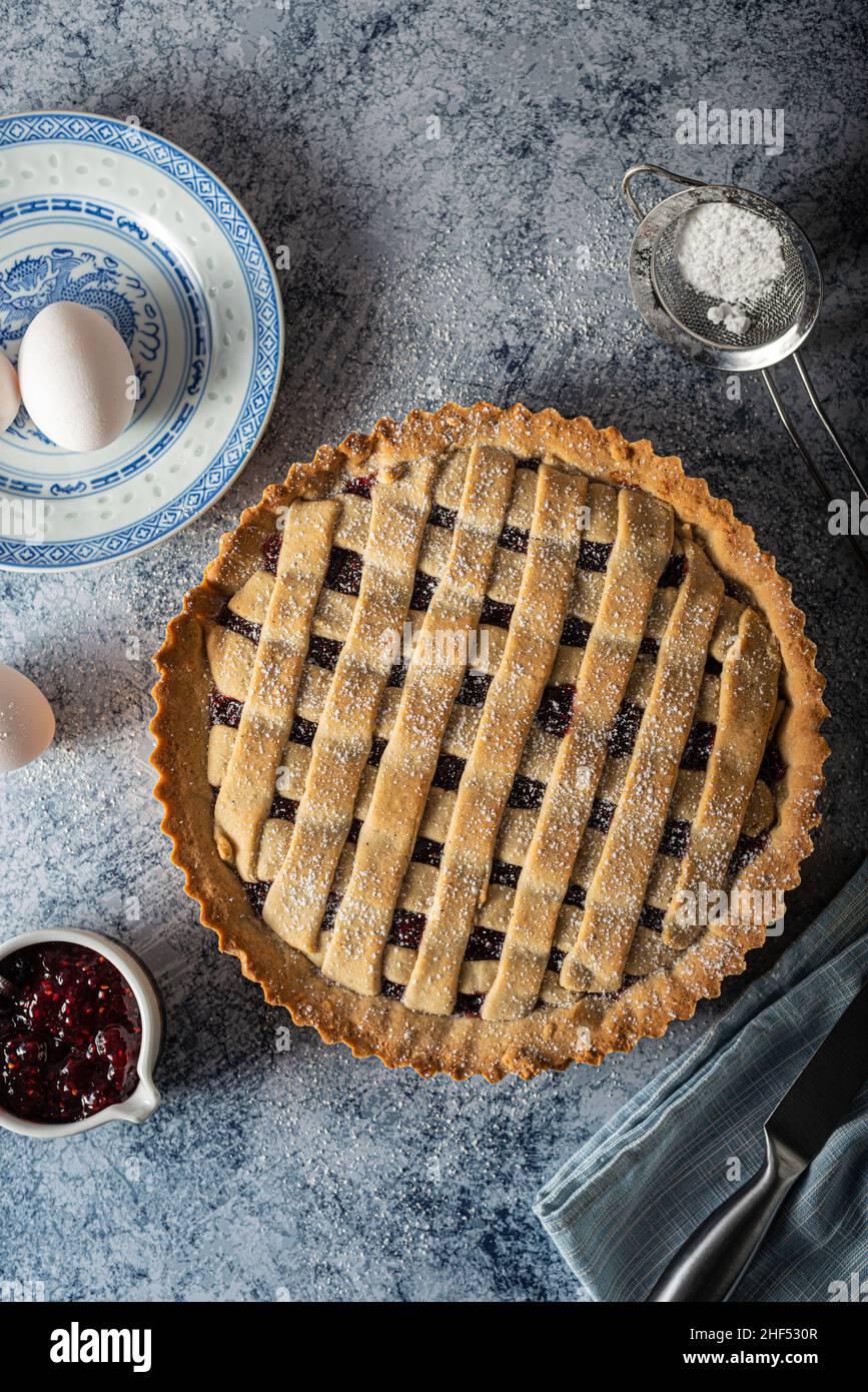 Deliziosa torta con noci e zucchero, cibo biologico Foto Stock