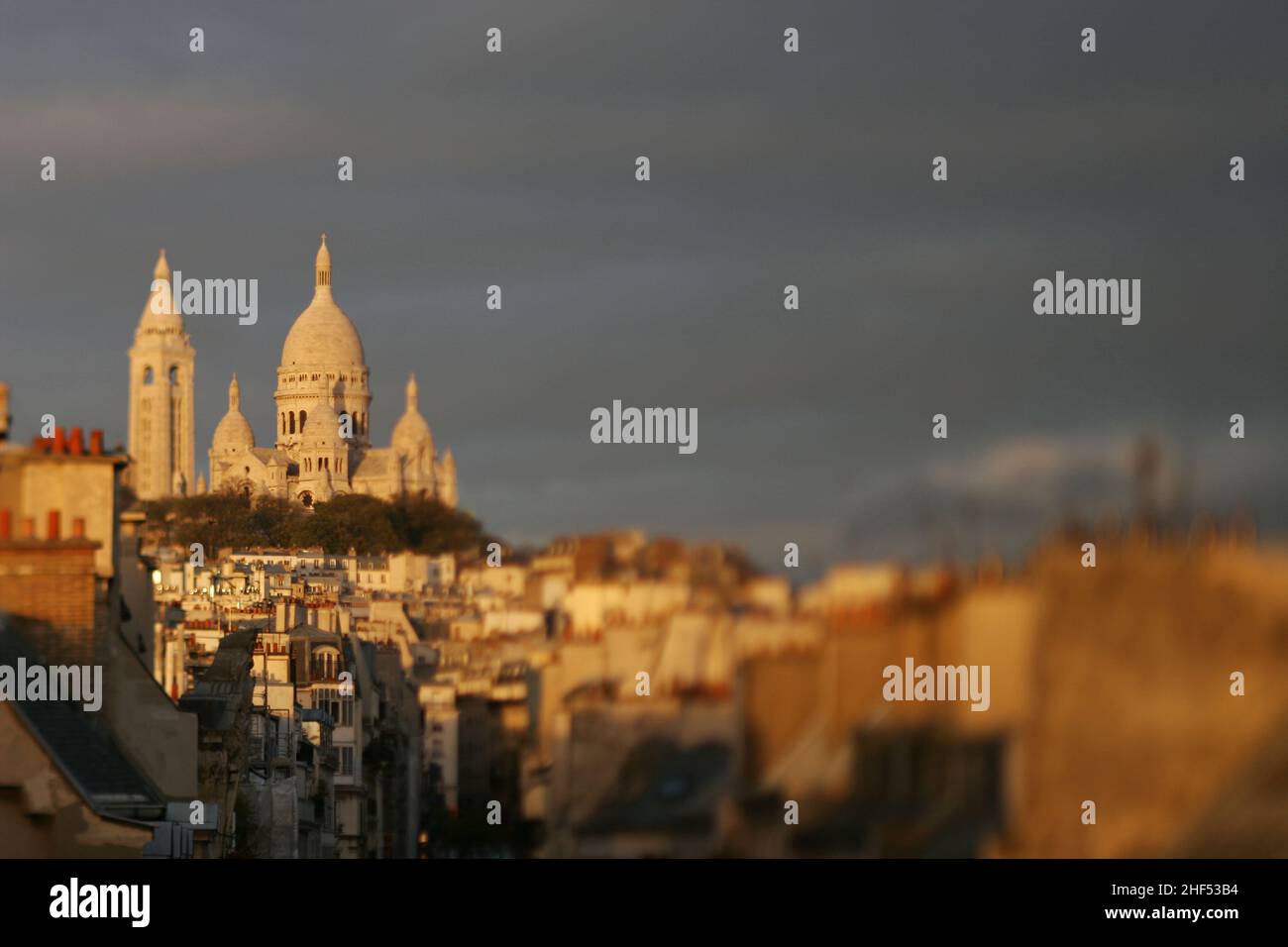 FRANCIA. PARIGI. VISTA DELLA BASILICA DI SACR-CIUR DAI TETTI DI PARIGI, 18TH DISTRETTO Foto Stock