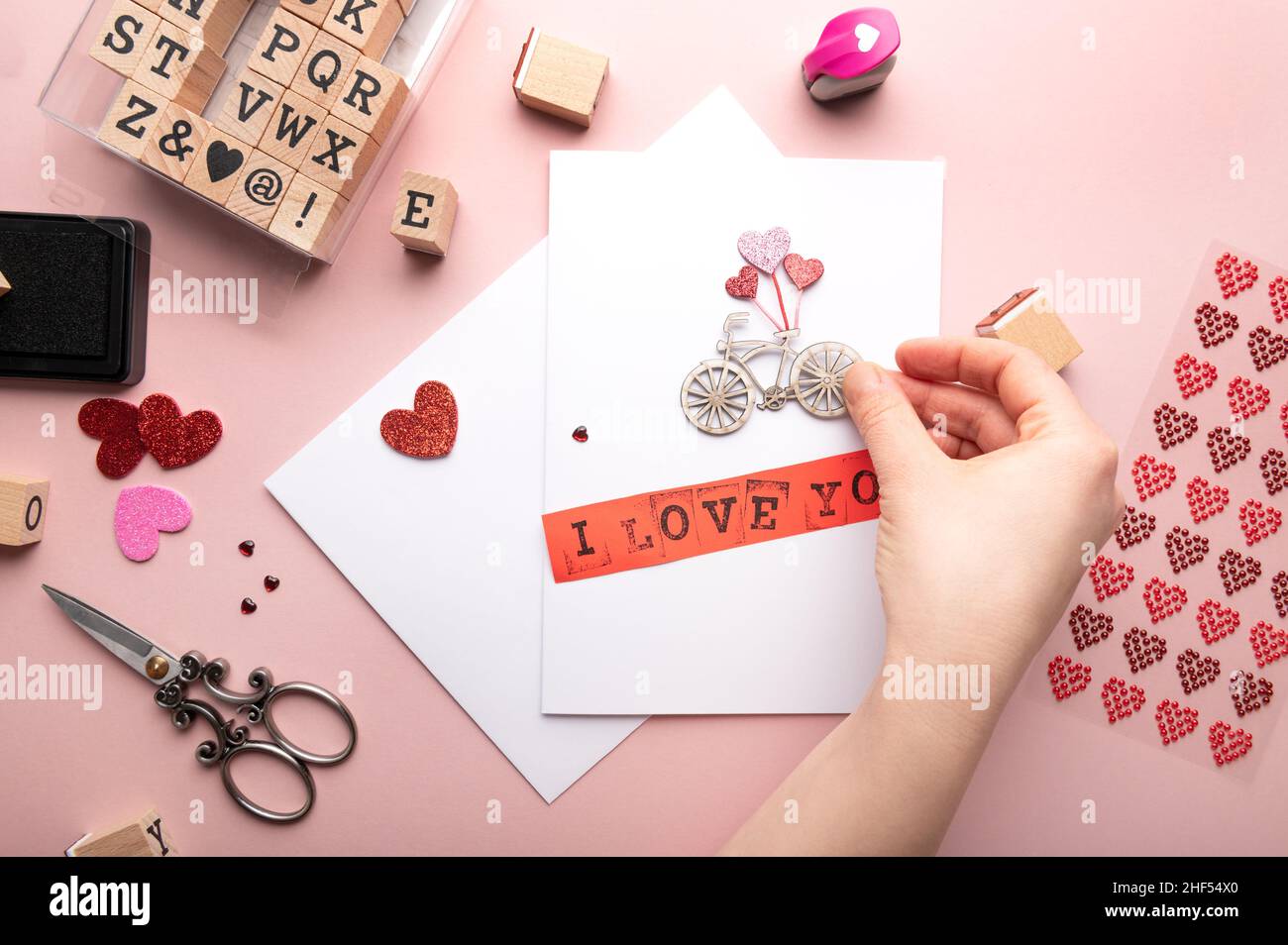 Processo di creazione della carta di San Valentino Foto stock - Alamy