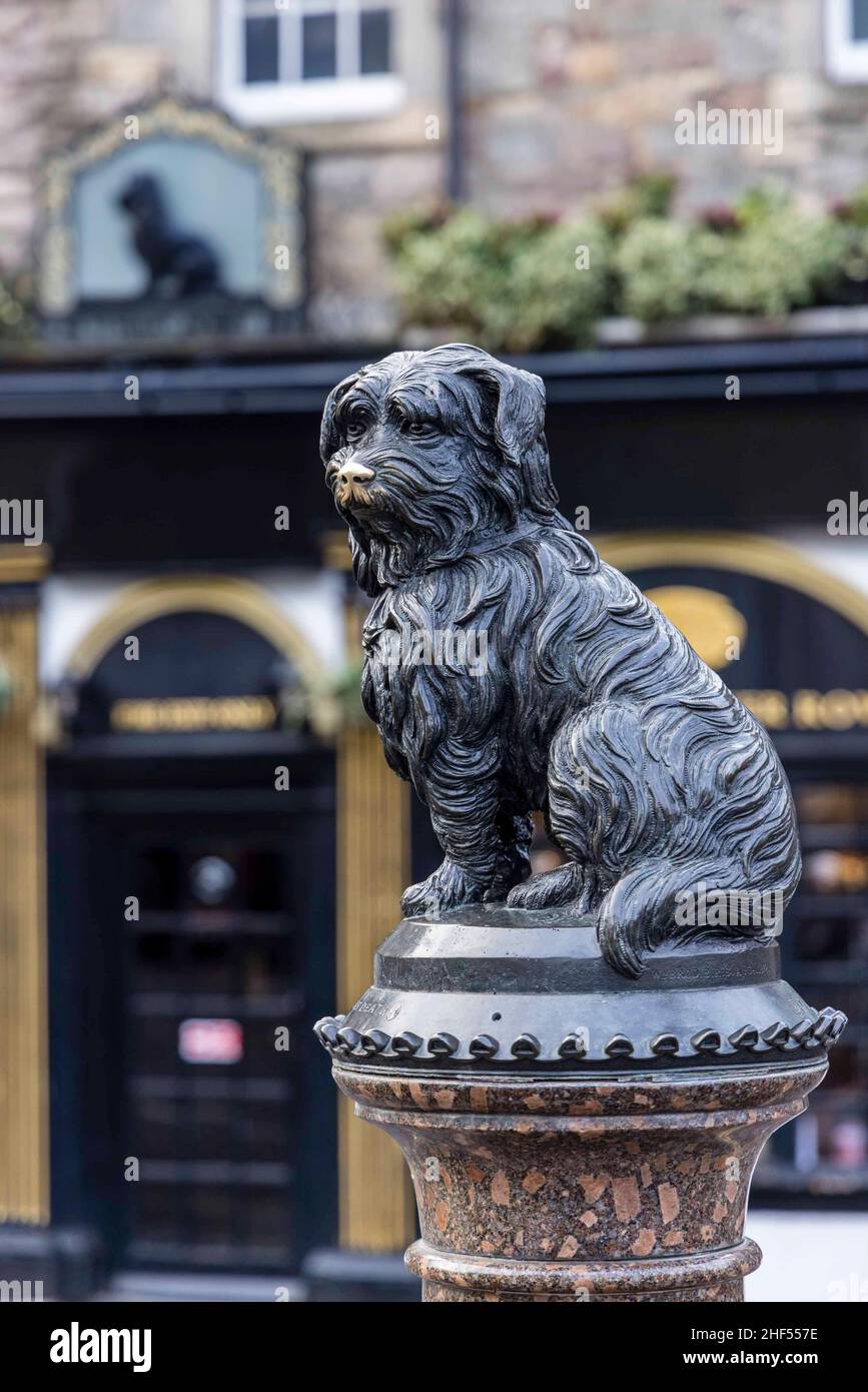 Edimburgo, Regno Unito. 14th Jan 2022. Nella foto: L'iconica statua di Bobby dei Greyfrars. Il 14 gennaio segna il 150th anniversario della morte del lSkye Terrier noto come Greyfrars Bobby. La leggenda è che il cane ha trascorso 14 anni a custodire la tomba del suo proprietario, John Gray, un uomo di polizia di Edimburgo e Nightwatchman. Credit: Rich Dyson/Alamy Live News Foto Stock