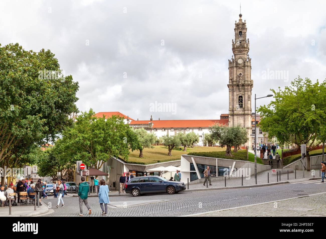 Porto, Portogallo - Giugno 03 2018: La Chiesa di Clérigos (portoghese: Igreja dos Clérigos) è una chiesa barocca situata nel centro della città. Il suo alto campanile, Foto Stock