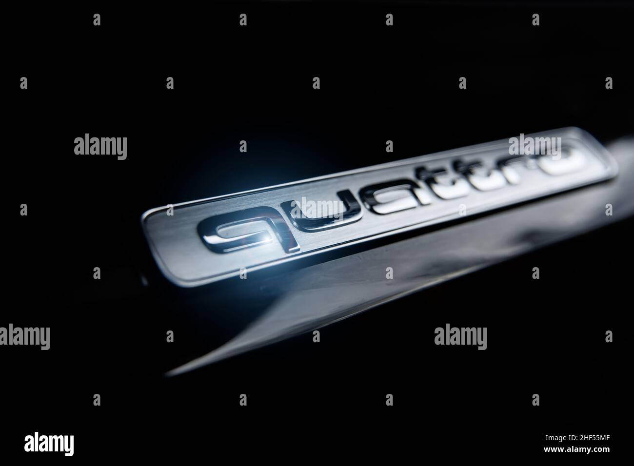 iscrizione quattro in primo piano su sfondo nero Foto Stock