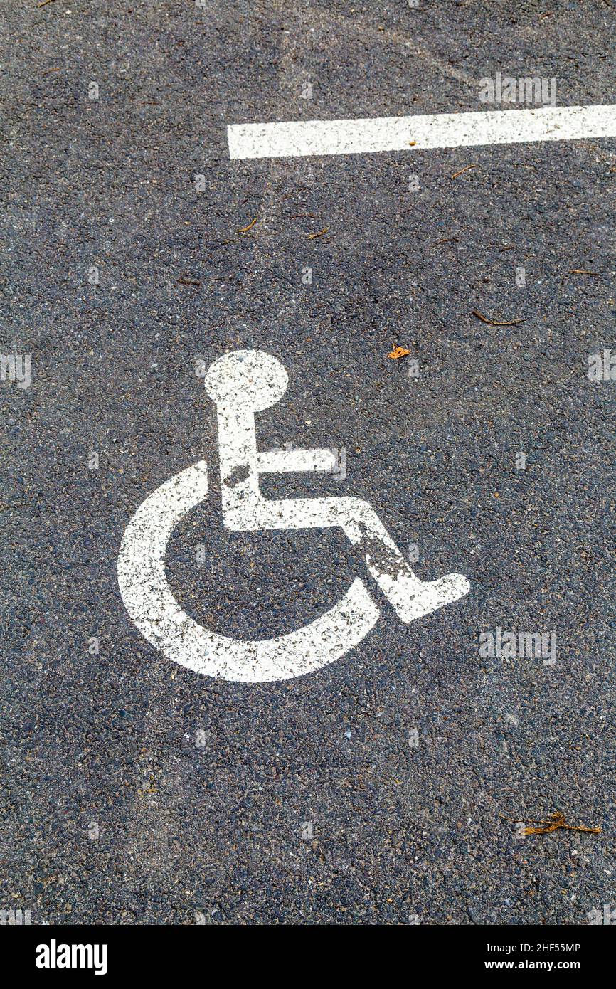 Permesso di parcheggio per disabili dipinto sulla strada Foto Stock