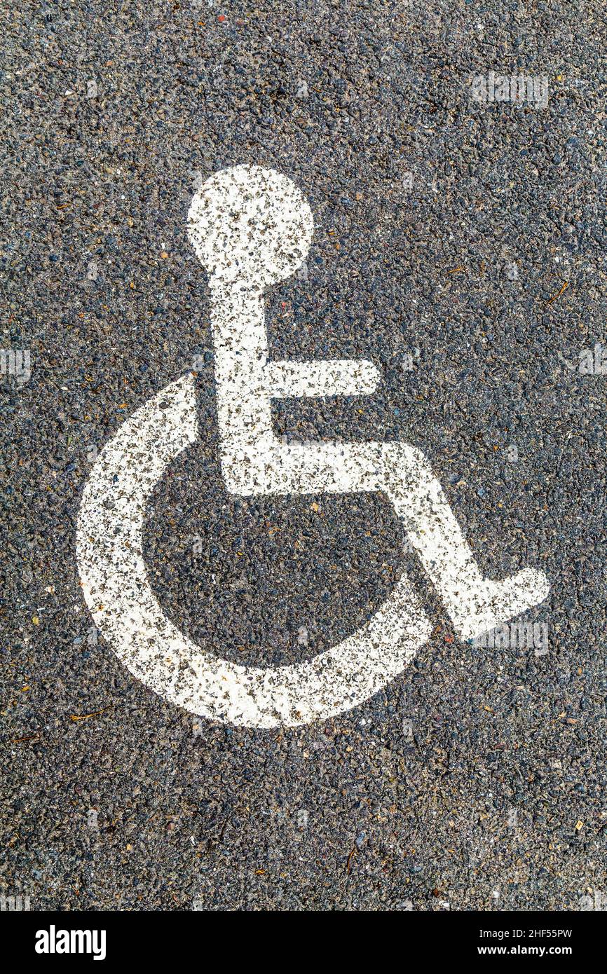 Permesso di parcheggio per disabili dipinto sulla strada Foto Stock