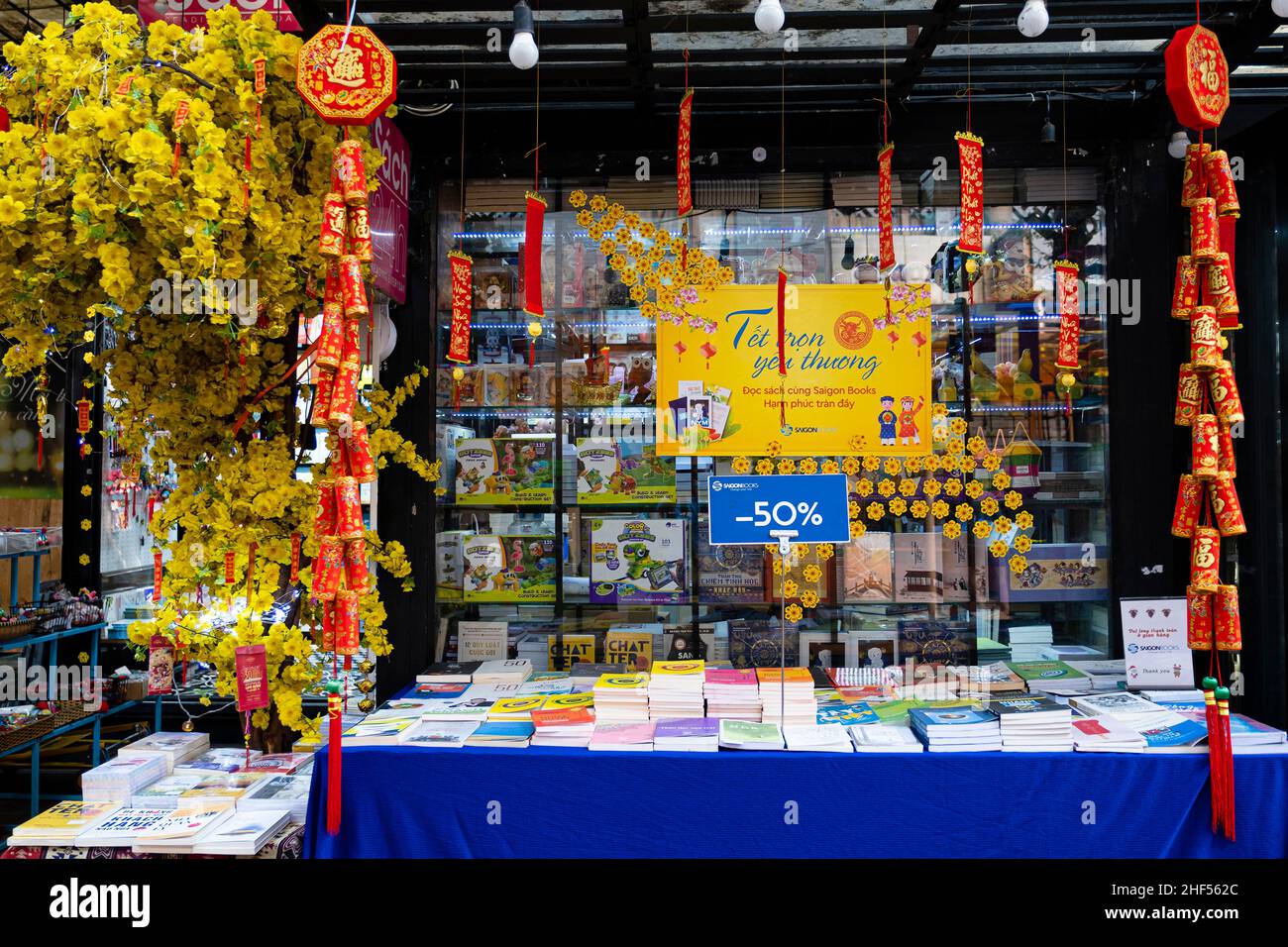 Le librerie vietnamite decorano per il Capodanno lunare Foto Stock