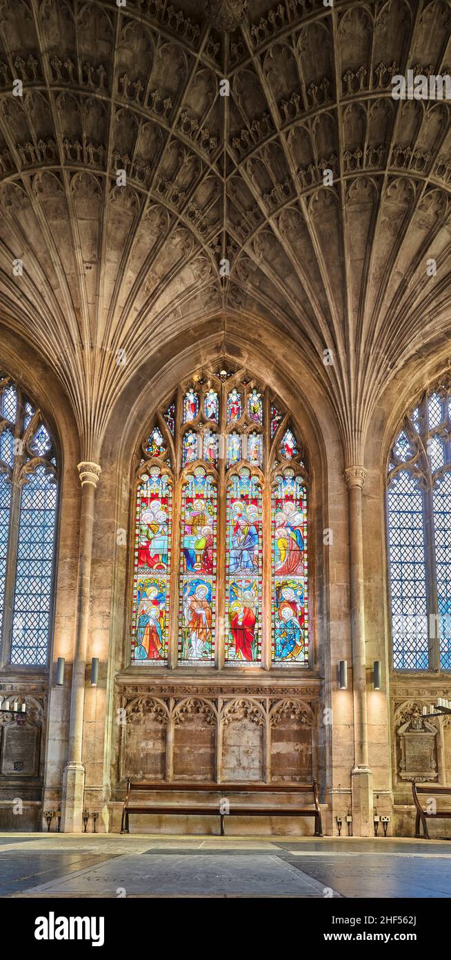 Vetrate colorate sotto il soffitto a volta del ventilatore all'estremità est della cattedrale medievale di Peterborough, Inghilterra. Foto Stock