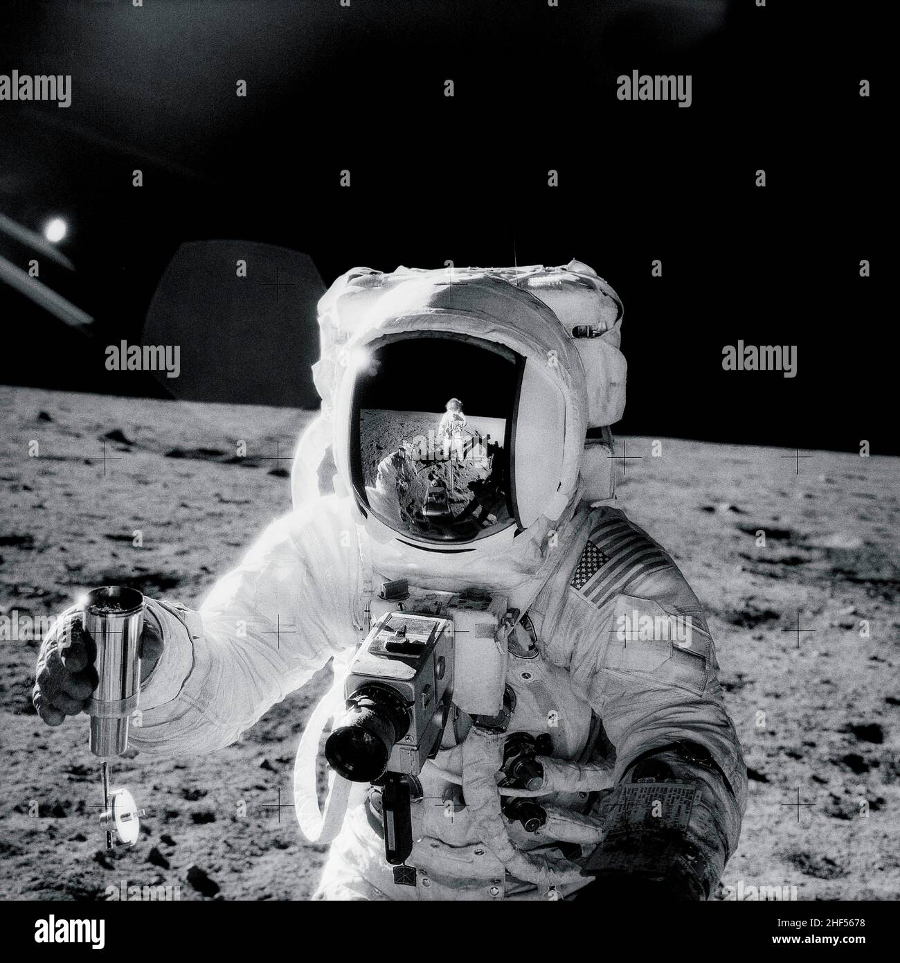 L'astronauta Alan Bean tiene un contenitore speciale per campioni ambientali. (NASA). Foto Stock