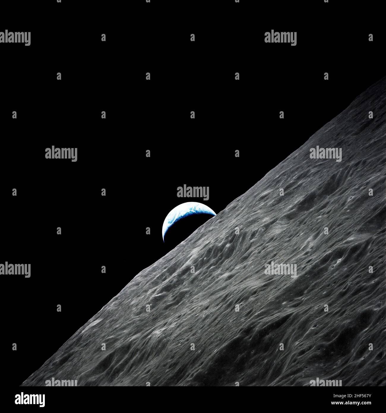 La Crescent Earth si innalza sopra l'orizzonte lunare preso durante la missione Apollo 17. (NASA). Foto Stock