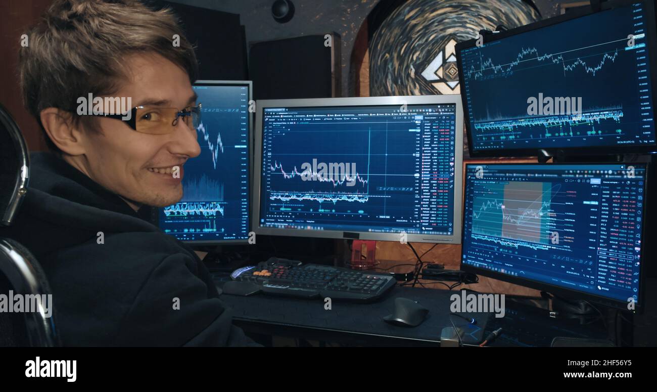 Man trader, freelancer sulle opzioni di borsa a casa computer Foto Stock