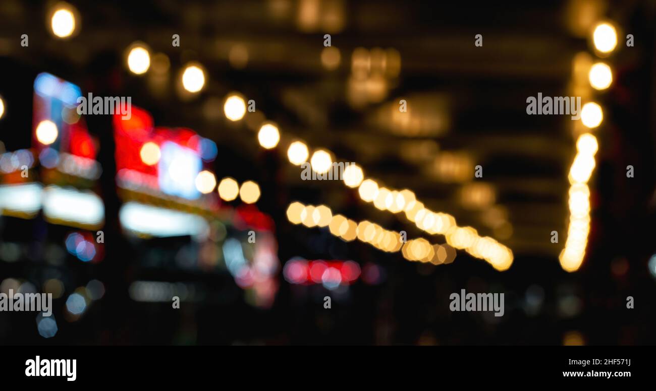 Luci bokeh defocused nel negozio o caffè ristorante. Per il display del prodotto montaggio o il layout visivo dei tasti di progettazione Foto Stock