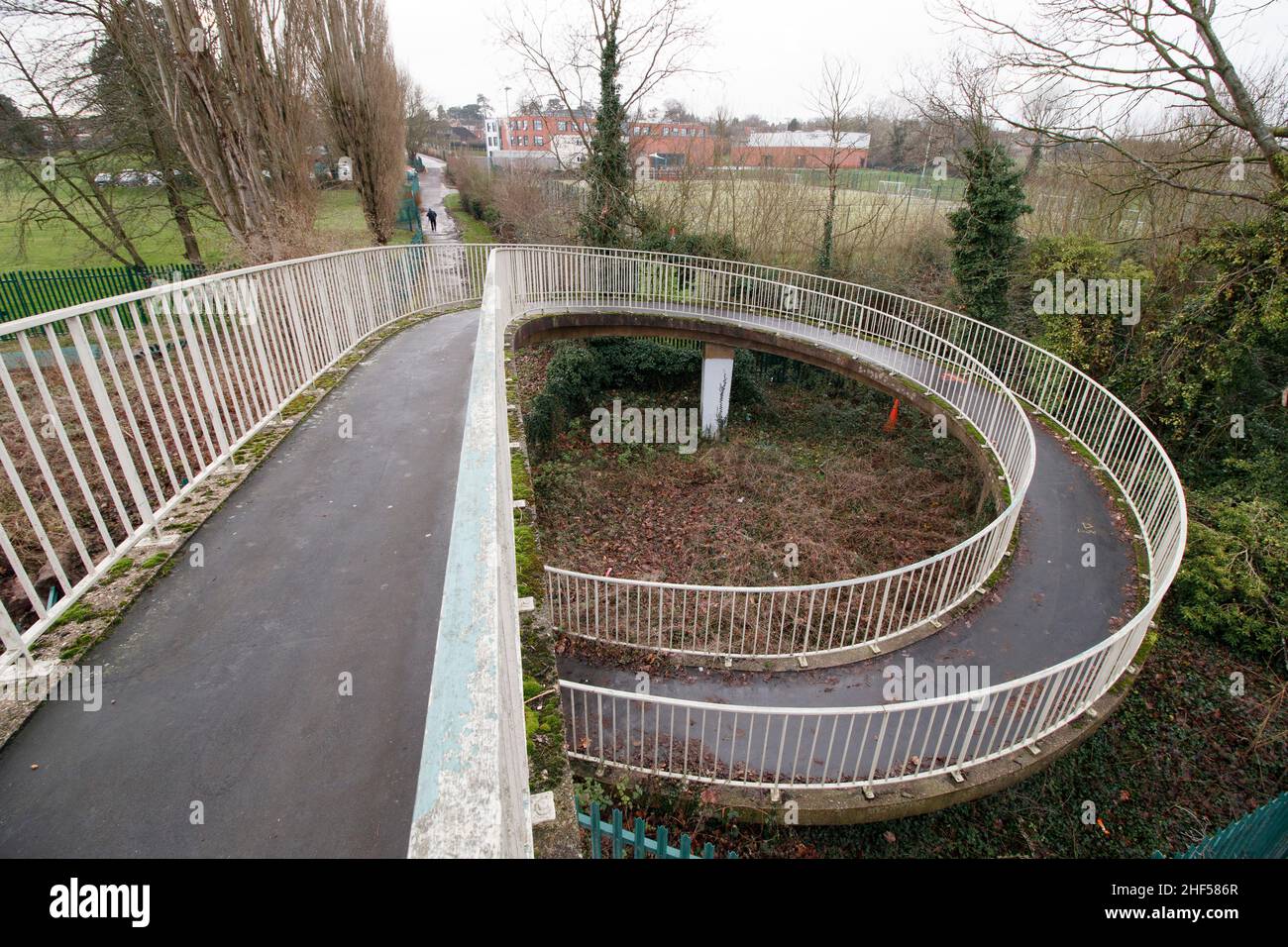 L'inusuale ponte pedonale che attraversa il principale A5 in Atherstone. Chiamato dalla gente del posto come il ponte di curly wurley a causa del suo design, il ponte porta gli escursionisti dalla tenuta industriale di Carolyn lungo Well Spring Close, sopra la doppia autostrada A5 e sulla Witherley Road accanto alla High School. Spesso utilizzato come scorciatoia da alunni e lavoratori, il ponte dovrebbe essere demolito nel 2022 in quanto è stato considerato pericoloso. Un nuovo ponte è previsto per prendere il suo posto che finisce oltre mezzo secolo di utilizzo. Foto Stock