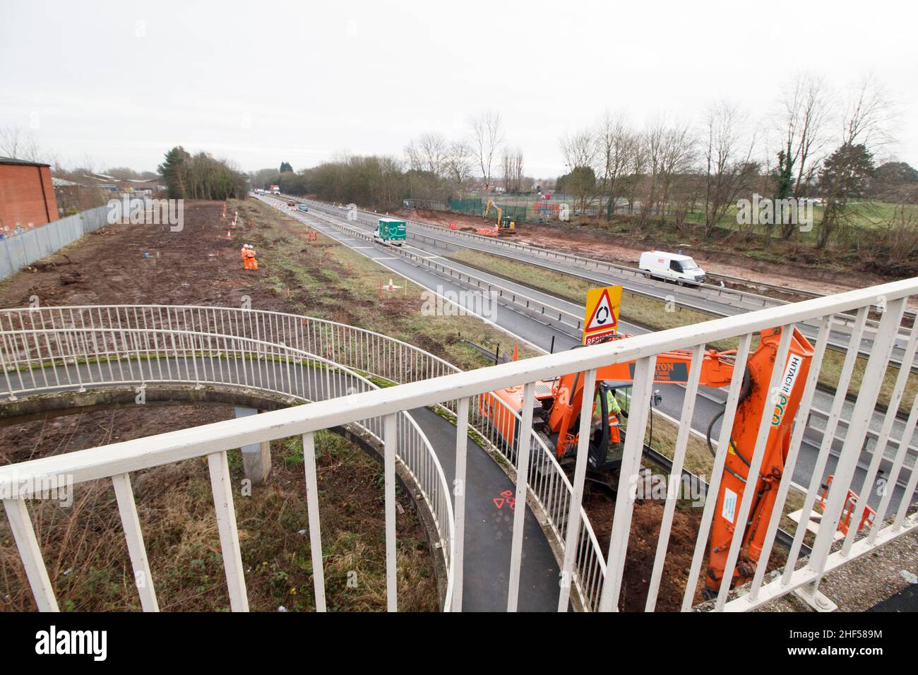 L'inusuale ponte pedonale che attraversa il principale A5 in Atherstone. Chiamato dalla gente del posto come il ponte di curly wurley a causa del suo design, il ponte porta gli escursionisti dalla tenuta industriale di Carolyn lungo Well Spring Close, sopra la doppia autostrada A5 e sulla Witherley Road accanto alla High School. Spesso utilizzato come scorciatoia da alunni e lavoratori, il ponte dovrebbe essere demolito nel 2022 in quanto è stato considerato pericoloso. Un nuovo ponte è previsto per prendere il suo posto che finisce oltre mezzo secolo di utilizzo. Foto Stock