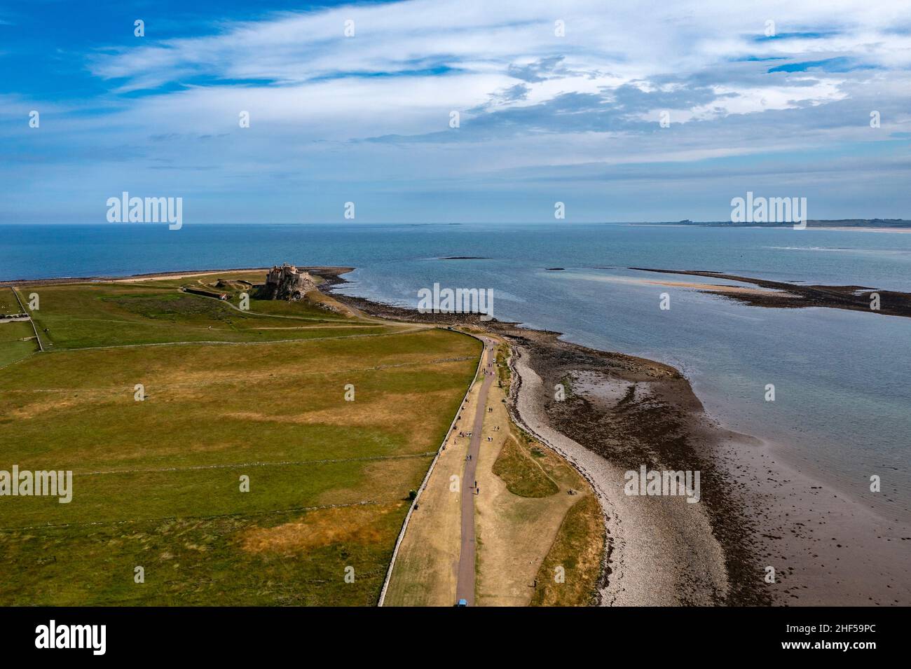 Lindisfarn Castello HolyIsland dall'aria, Northumberland Foto Stock