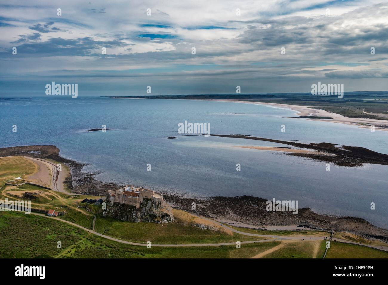Lindisfarn Castello HolyIsland dall'aria, Northumberland Foto Stock