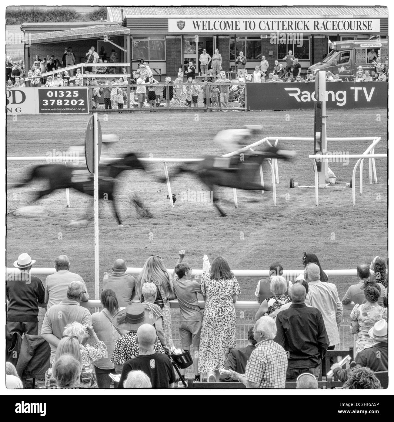 The Winning Post, Catterick Races, North Yorkshire agosto 2021. Monocromatico Foto Stock