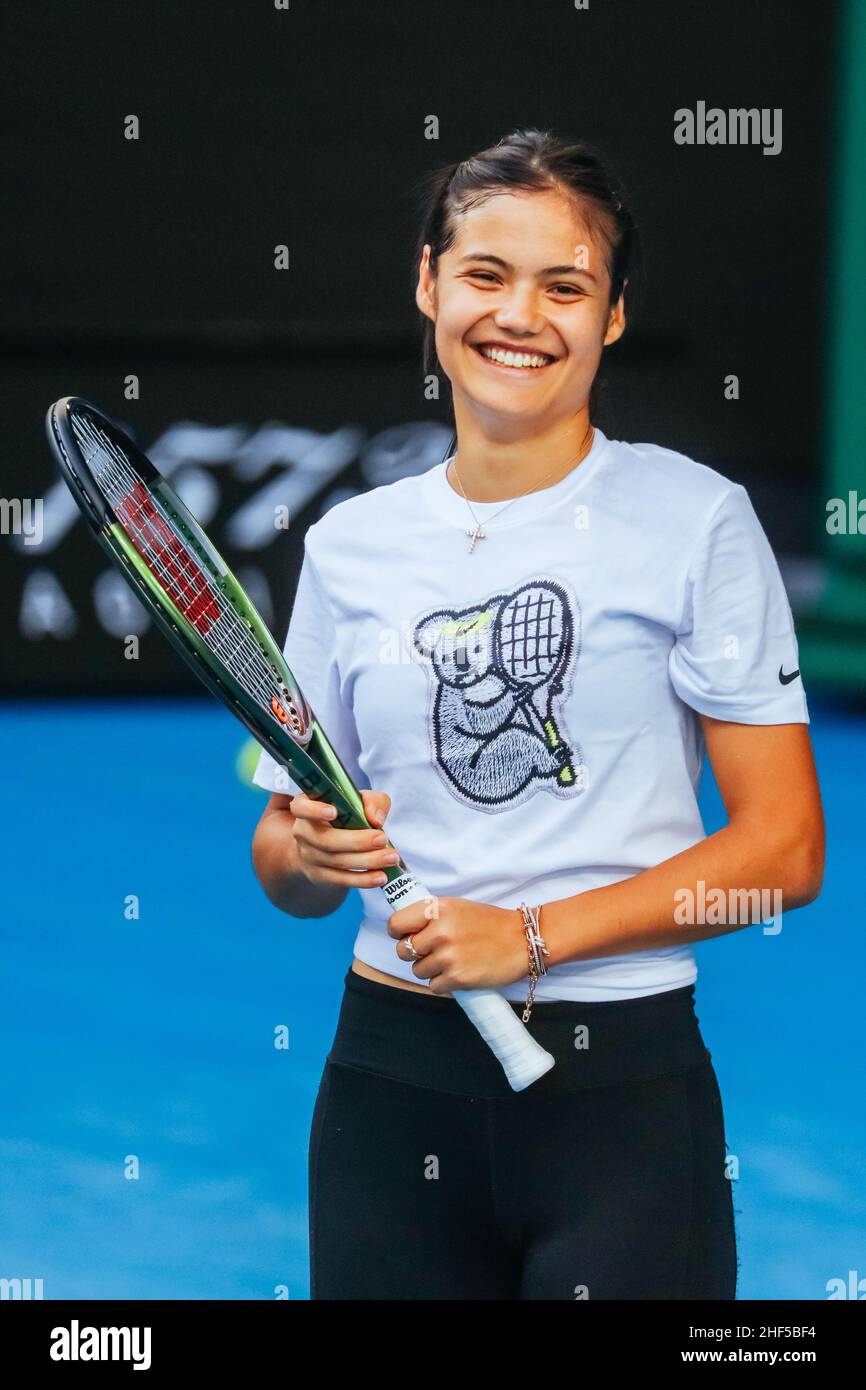 14 gennaio 2022: EMMA RADUCANU di Gran Bretagna durante una sessione di prove in vista dell'Australian Open 2022 al Melbourne Park il 14 gennaio 2022 a Melbourne, Australia. (Credit Image: © Chris Putnam/ZUMA Press Wire) Foto Stock