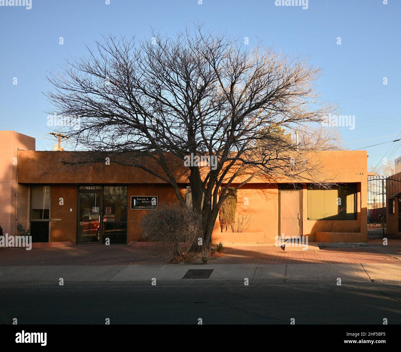 Una vista esterna mostra l'edificio all'indirizzo in archivio per PDQ Arm & Prop, il fornitore di munizioni per il film 'Rust' il 13 gennaio 2022 ad Albuquerque, New Mexico. Hannah Gutierrez-Reed, armorer per il film "Rust", ha presentato una causa nel tribunale del distretto giudiziario del New Mexico del 2nd nella contea di Bernalillo accusando PDQ Arm & Prop e il suo proprietario, Seth Kenney, di aver violato la legge statale sulle pratiche commerciali sleali, creando condizioni pericolose, utilizzo di etichette di prodotti false e ingannevoli e violazione del contratto. Gutierrez-Reed Alleges Kenney le ha fornito munizioni fittizie etichettate in modo errato che includevano la liv Foto Stock