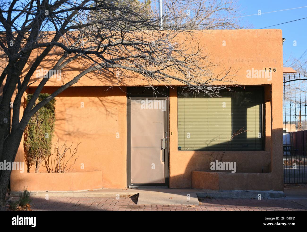 Una vista esterna mostra l'edificio all'indirizzo in archivio per PDQ Arm & Prop, il fornitore di munizioni per il film 'Rust' il 13 gennaio 2022 ad Albuquerque, New Mexico. Hannah Gutierrez-Reed, armorer per il film "Rust", ha presentato una causa nel tribunale del distretto giudiziario del New Mexico del 2nd nella contea di Bernalillo accusando PDQ Arm & Prop e il suo proprietario, Seth Kenney, di aver violato la legge statale sulle pratiche commerciali sleali, creando condizioni pericolose, utilizzo di etichette di prodotti false e ingannevoli e violazione del contratto. Gutierrez-Reed Alleges Kenney le ha fornito munizioni fittizie etichettate in modo errato che includevano la liv Foto Stock