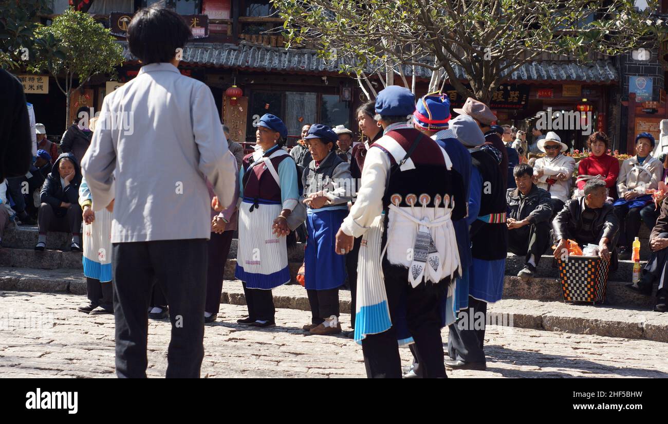 LIJIANG, CINA - FEBBRAIO 20: Le donne di Nakhi ballano intorno alla piazza a Lijiang il Febbraio 20 2012. La gente di Nakhi è un gruppo etnico che abita le colline pedemontane Foto Stock