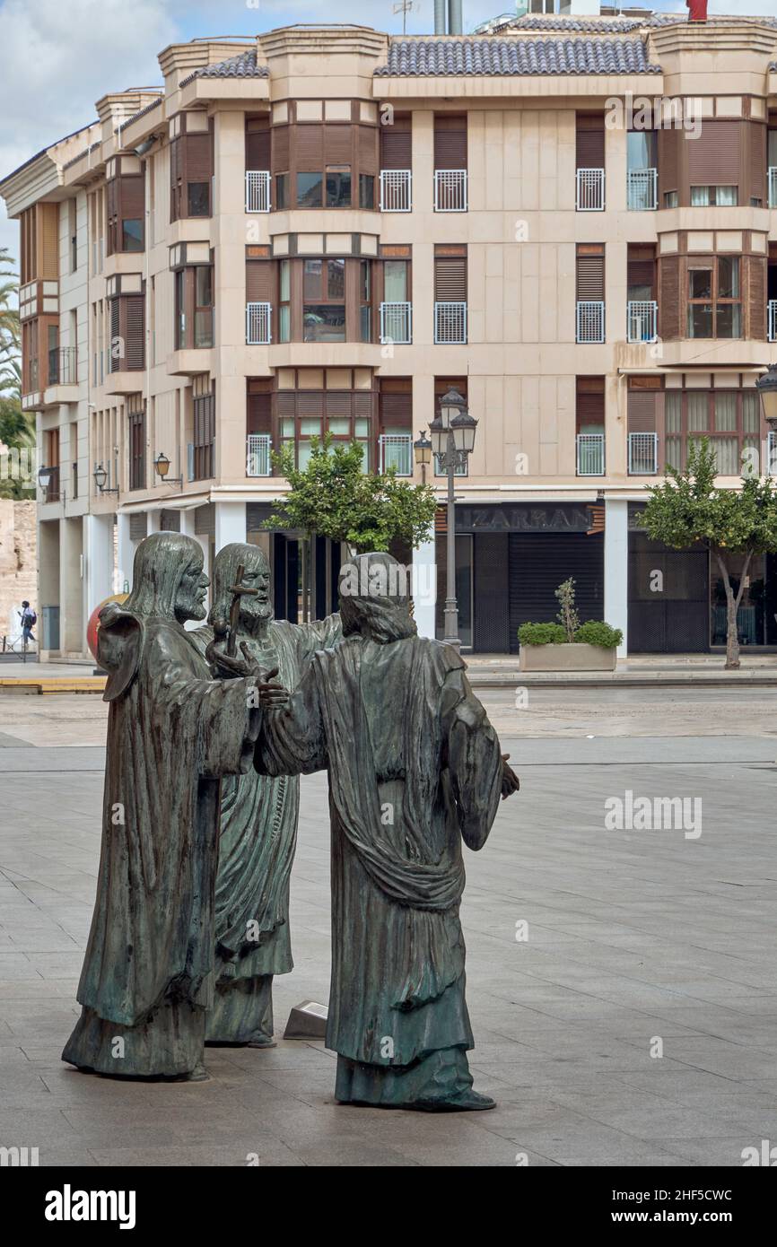 Sculture in bronzo raffiguranti i 'Ternari', i Santi Apostoli, monumento commemorativo del primo atto del Mistero di Elche, Unesco, Spagna, Foto Stock