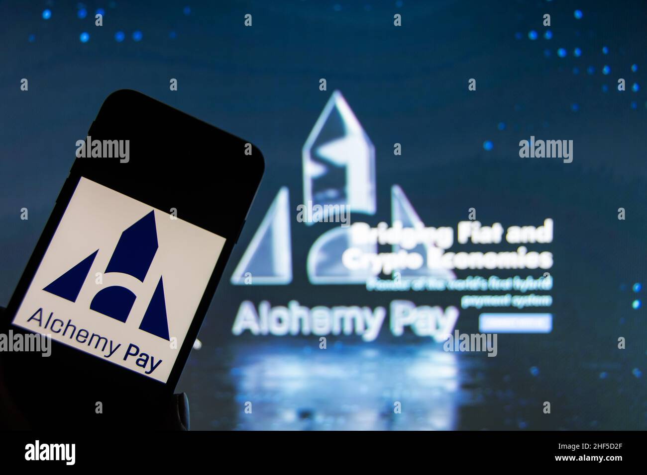 Rheinbach, Germania 13 gennaio 2022, il logo della criptovaluta 'Alchemy Pay' sul display di uno smartphone di fronte al sito web Foto Stock