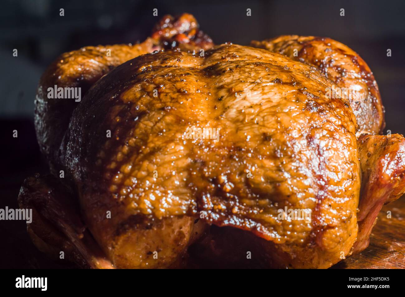 arrostire il pollo con la pelle dorata, copiare lo spazio e tagliare il pollo con un coltello Foto Stock