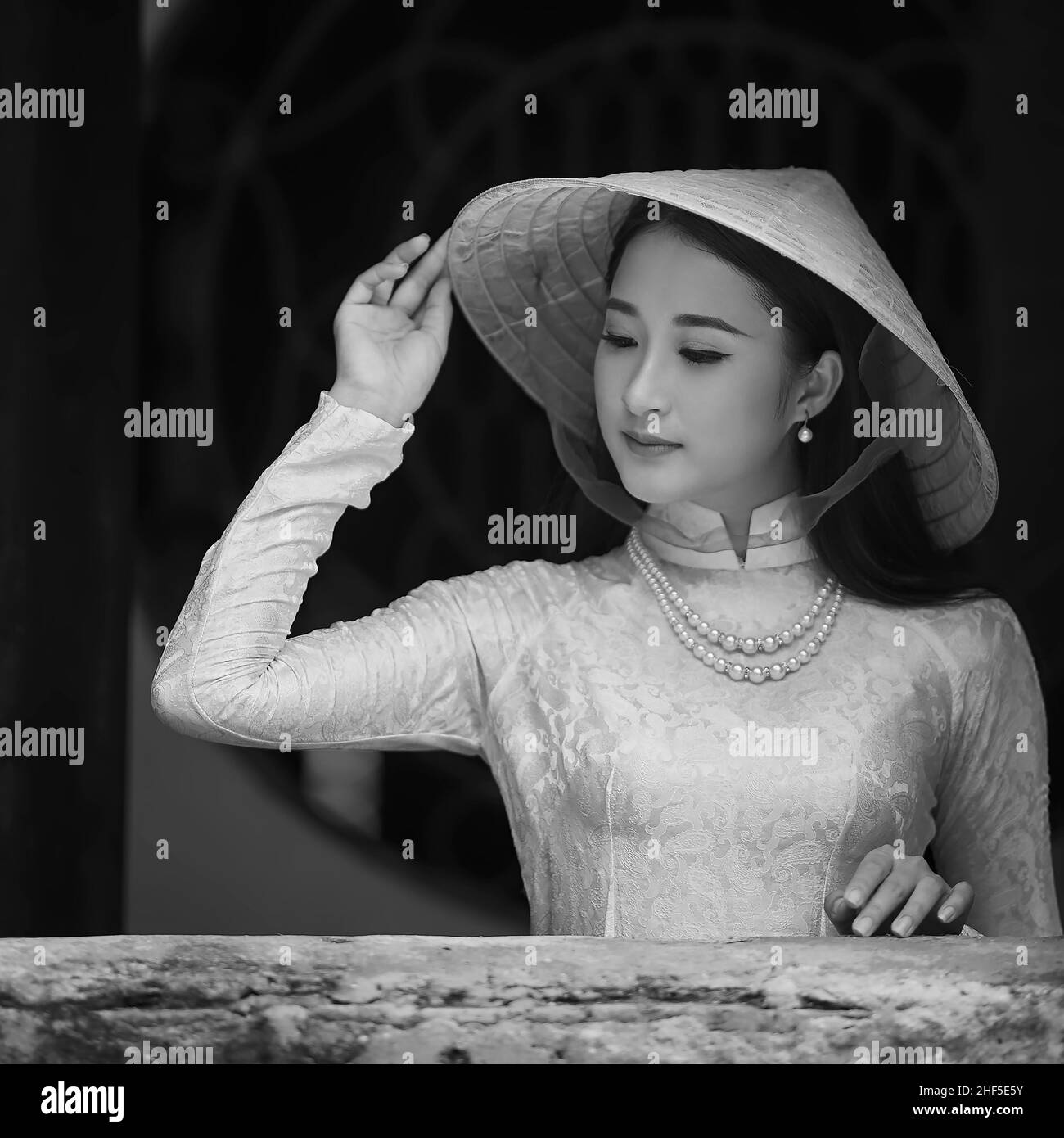 Ho Chi Minh City, Vietnam: Ritratto donne in bianco ao dai Vietnam, l'Ao dai (vietnamita a abiti lunghi) è il costume tradizionale di donna vietnamita Foto Stock