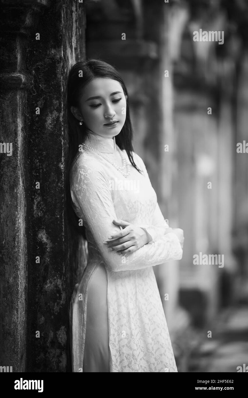 Ho Chi Minh City, Vietnam: Ritratto donne in bianco ao dai Vietnam, l'Ao dai (vietnamita a abiti lunghi) è il costume tradizionale di donna vietnamita Foto Stock