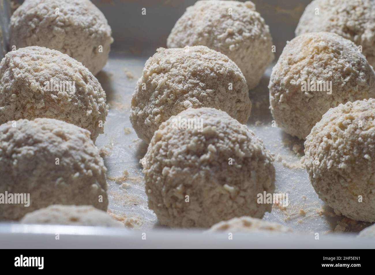 texture con farina di grano su un vassoio di metallo , fuoco selettivo Foto Stock