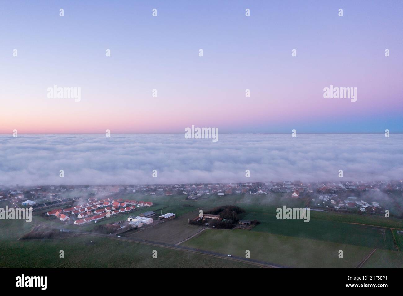 Sangatte, Francia, 14 gennaio 2022. Fenomeno meteorologico raro di nebbia marina stagnante sul mare. Credit Yann Avril/Alamy Live News Foto Stock