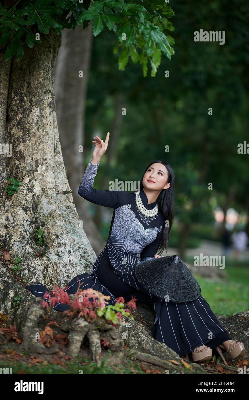 Ho Chi Minh città, Viet Nam: Ao dai, bella ragazza in costume tradizionale vietnamita Foto Stock