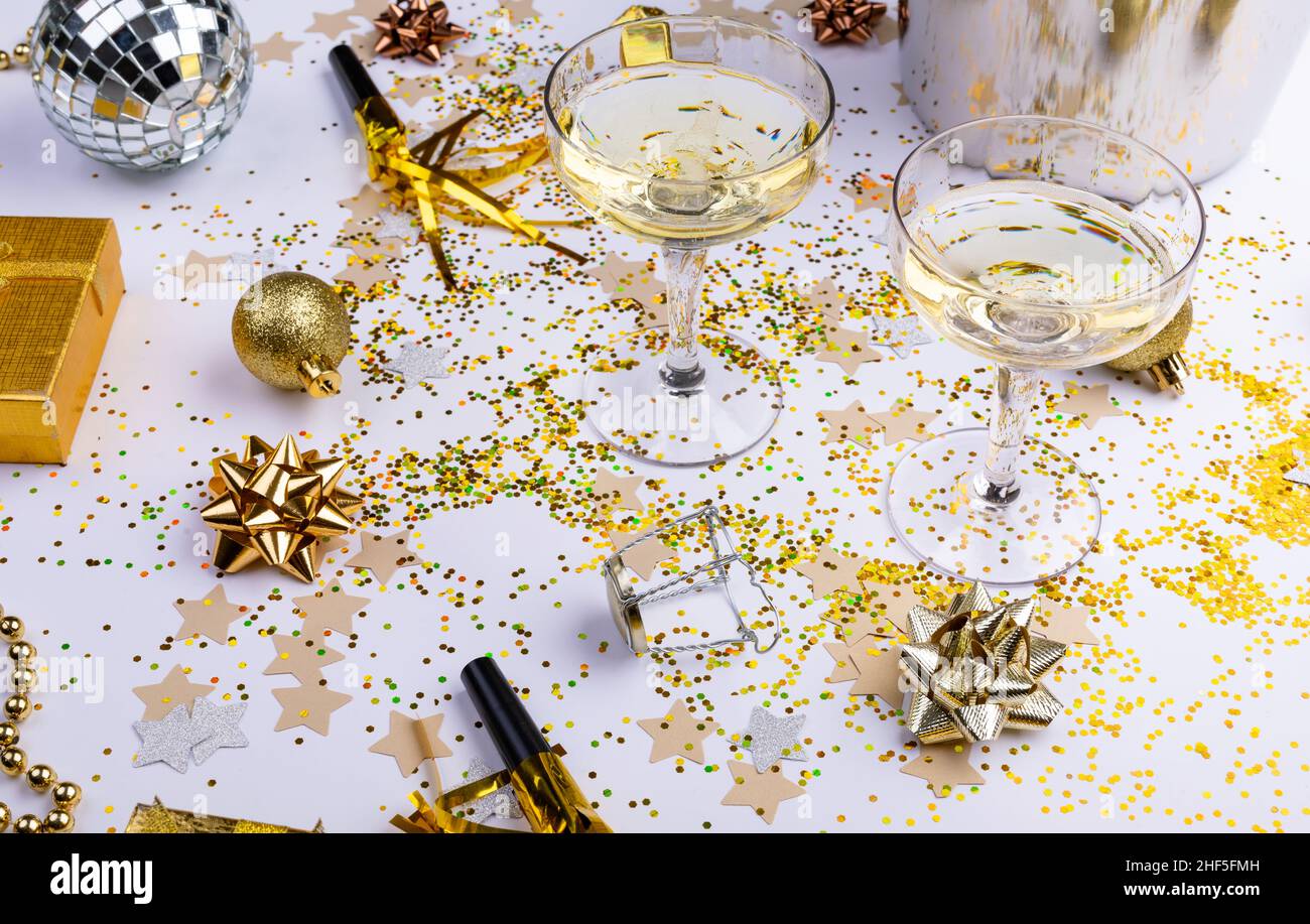 Vista ad angolo alto di bicchieri da champagne con decorazione color oro sul tavolo, spazio per le copie Foto Stock