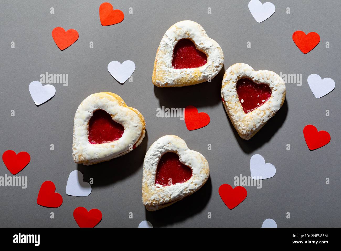 Vista dall'alto di dolci di valentine freschi e ricoperti di zucchero, con un cuore rosso e bianco Foto Stock