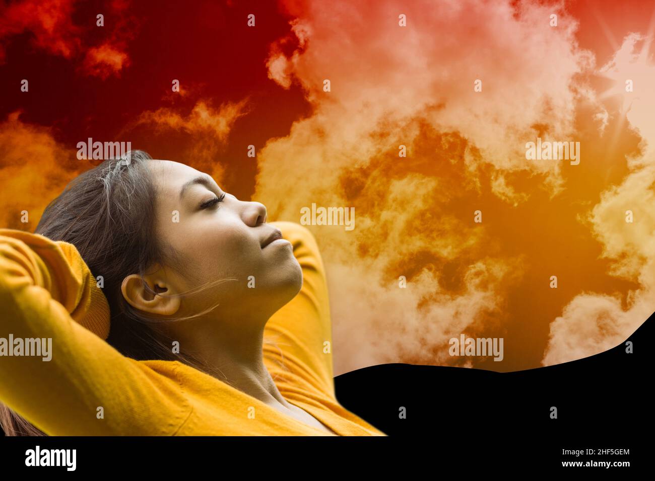 Immagine composita di donna asiatica che dorme contro le nuvole nel cielo con spazio copia Foto Stock
