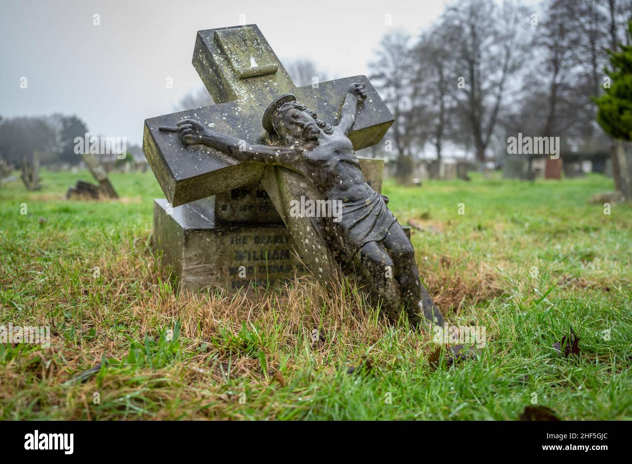 Brighton, gennaio 11th 2022: Fiori e statuaria nel cimitero di Hove Foto Stock
