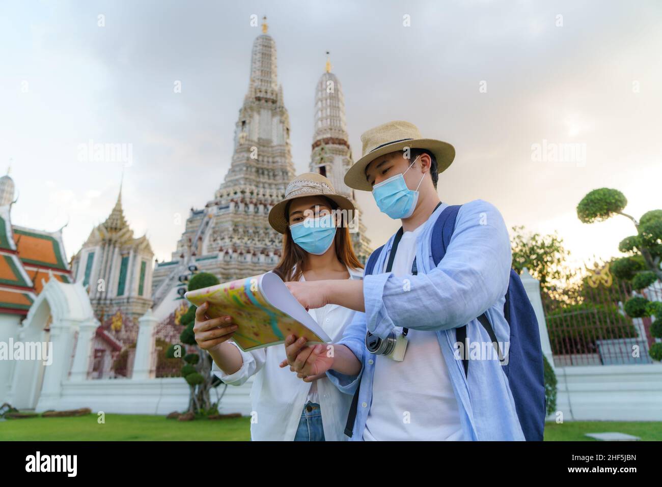 Coppia asiatica felice turisti di viaggiare su loro vacanze e tenendo nel tempio Wat Arun a Bangkok, Thailandia Foto Stock