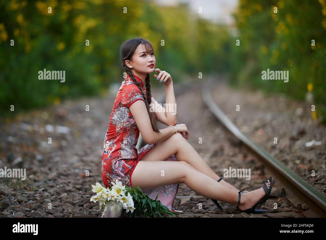 Ho Chi Minh City, Vietnam: Ritratto di bella ragazza che indossa ghepardo rosso al tramonto Foto Stock