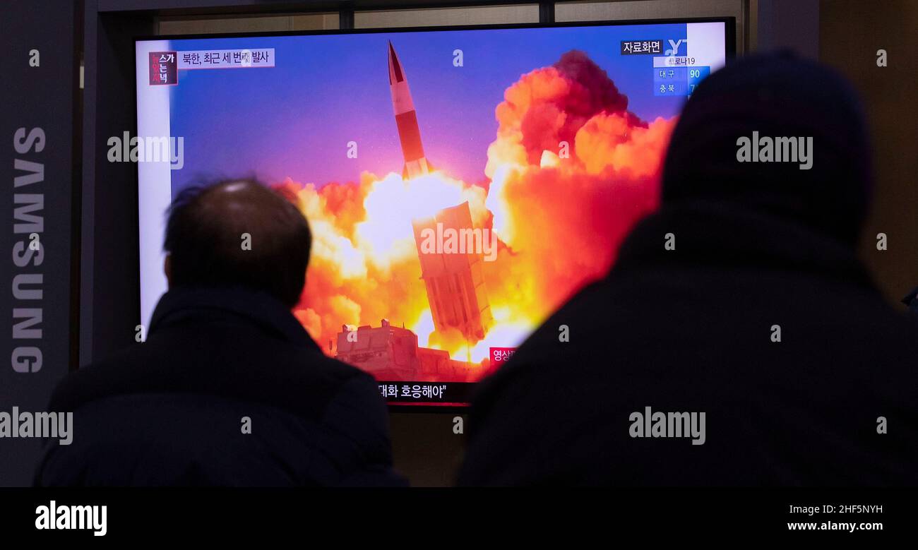Seul, Corea del Sud. 14th Jan 2022. La gente guarda le notizie che segnalano i proiettili lanciati dalla Repubblica popolare democratica di Corea (DPRK) a Seoul, Corea del Sud, 14 gennaio 2022. Il DPRK ha sparato due proiettili a corto raggio nelle acque orientali, il terzo lancio in meno di due settimane, ha detto venerdì i Capi congiunti del personale (JCS) della Corea del Sud. Credit: SEO Yu-Seok/Xinhua/Alamy Live News Foto Stock