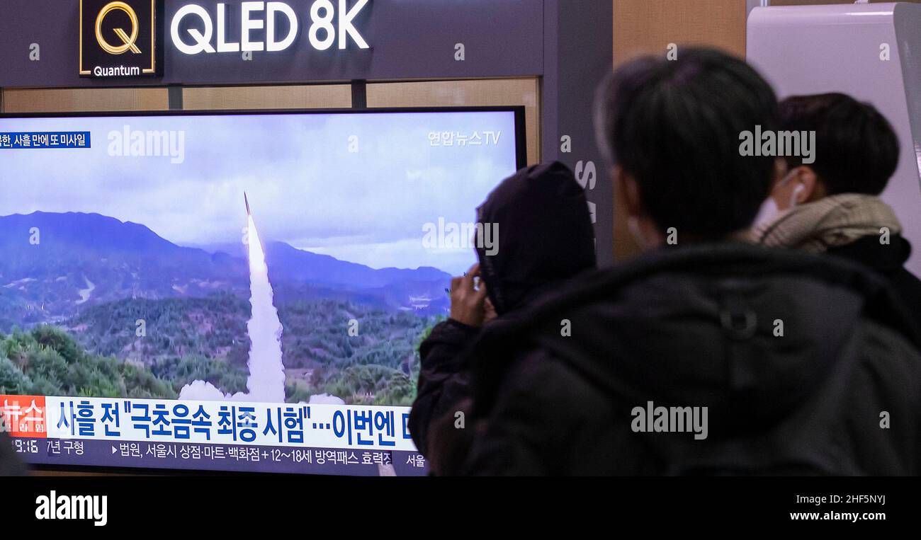 Seul, Corea del Sud. 14th Jan 2022. La gente guarda le notizie che segnalano i proiettili lanciati dalla Repubblica popolare democratica di Corea (DPRK) a Seoul, Corea del Sud, 14 gennaio 2022. Il DPRK ha sparato due proiettili a corto raggio nelle acque orientali, il terzo lancio in meno di due settimane, ha detto venerdì i Capi congiunti del personale (JCS) della Corea del Sud. Credit: SEO Yu-Seok/Xinhua/Alamy Live News Foto Stock