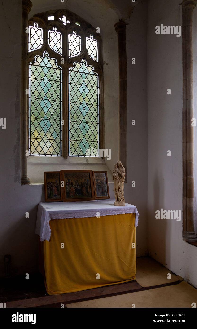 Altare laterale con statua della Beata Vergine Maria e del bambino Gesù Cristo, chiesa di Yaxley, Suffolk, Inghilterra, Regno Unito Foto Stock