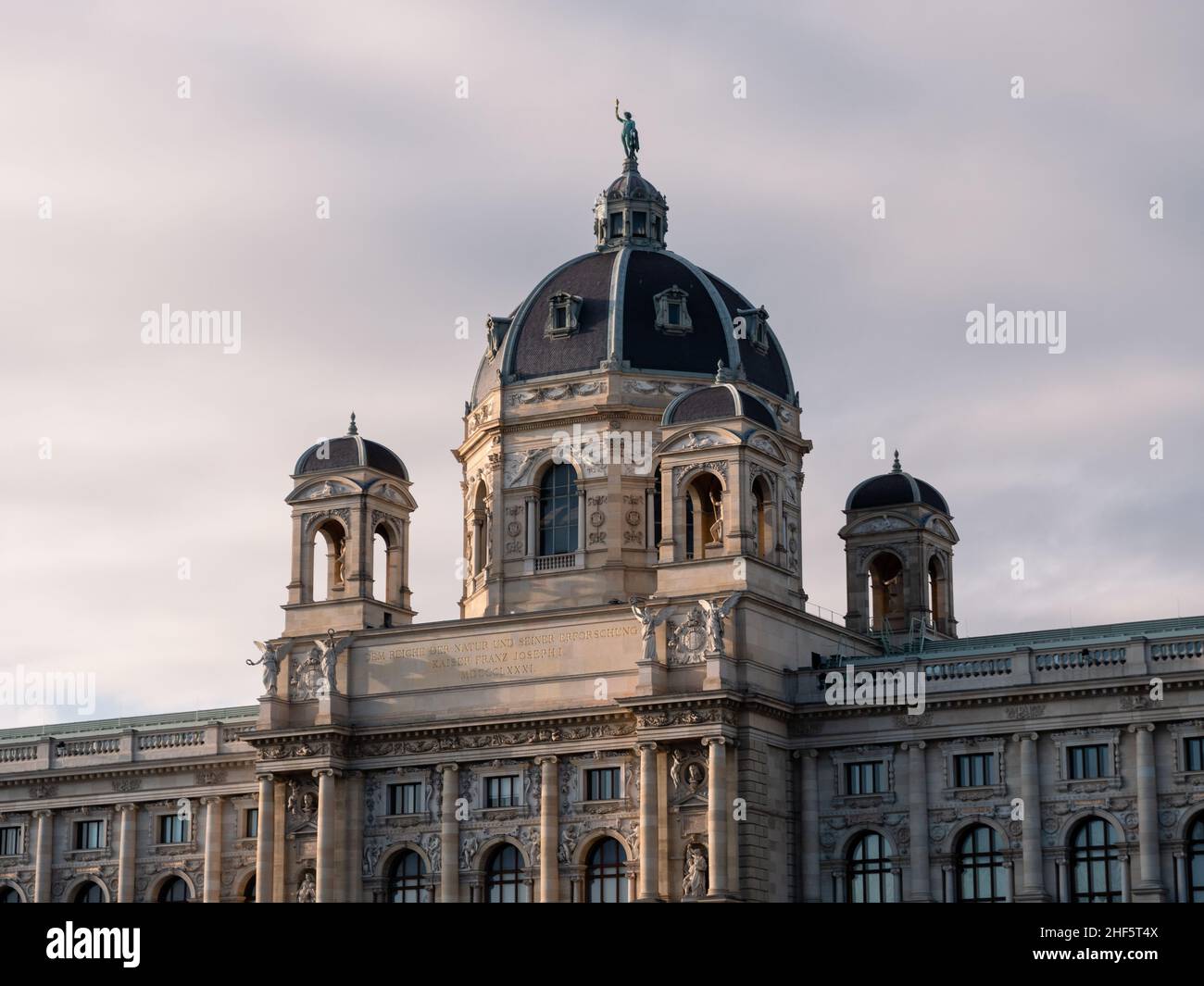 Museo di Storia Naturale o Museo Naturhistorisches a Vienna, Austria con l'Iscrizione 'Dem Reiche der Natur und seiner Erforschung - Kaiser Franz Foto Stock