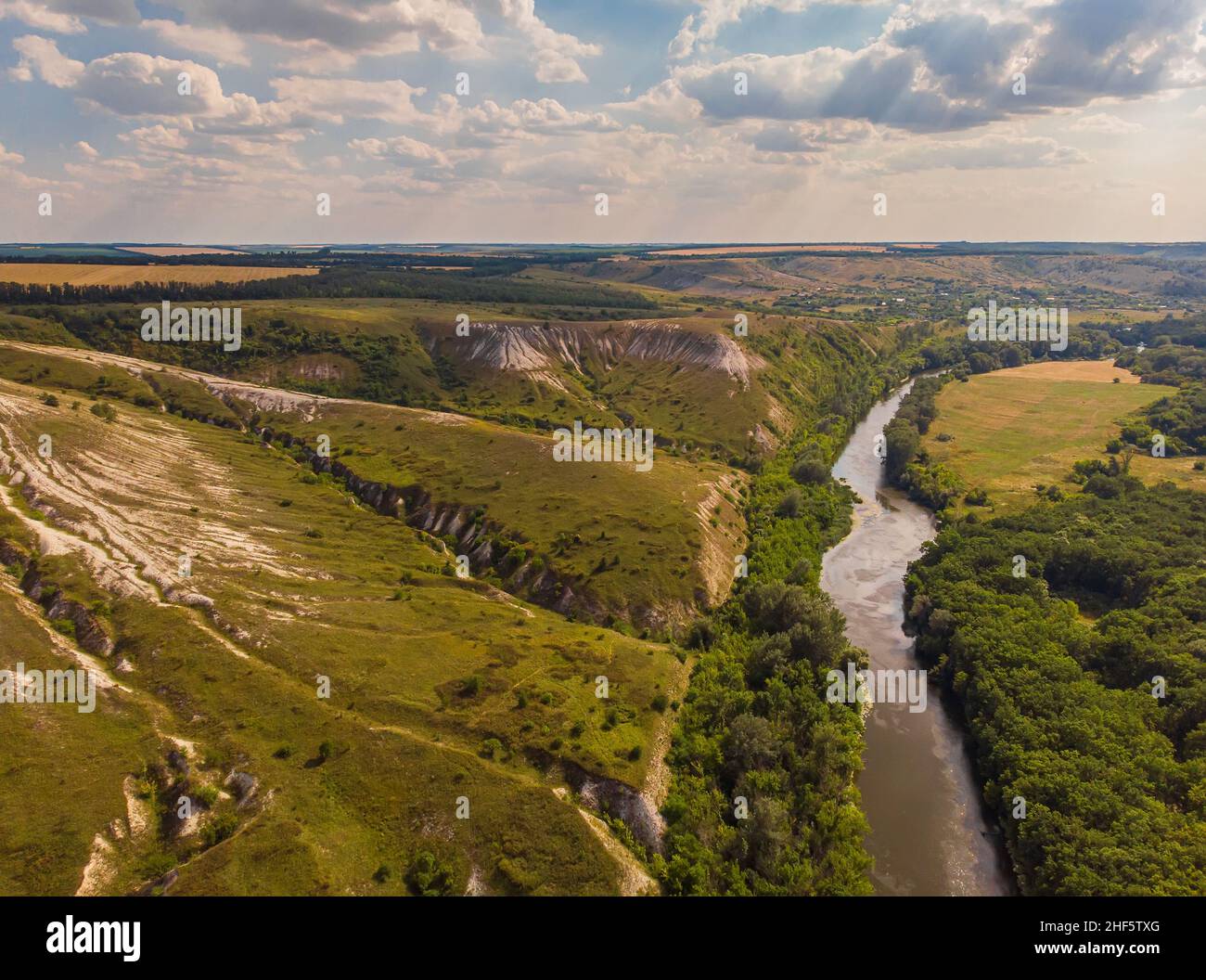 Il fiume Severskiy Donets, circondato da rocce di gesso, un territorio riservato nei pressi di Svyatogorsk, Ucraina. Foto drone. Foto Stock