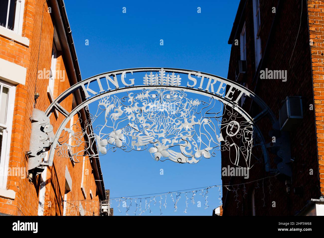 Sculture di arte pubblica di King Street di ben Goode-Adams, erette nel 2007, che mostrano la storia della città. Melton Mowbray, Leicestershire, Inghilterra. Foto Stock