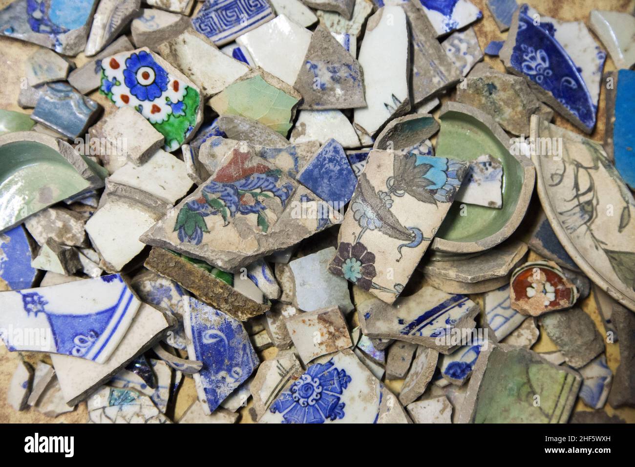 Un gruppo di piastrelle Iznik rotte Foto Stock