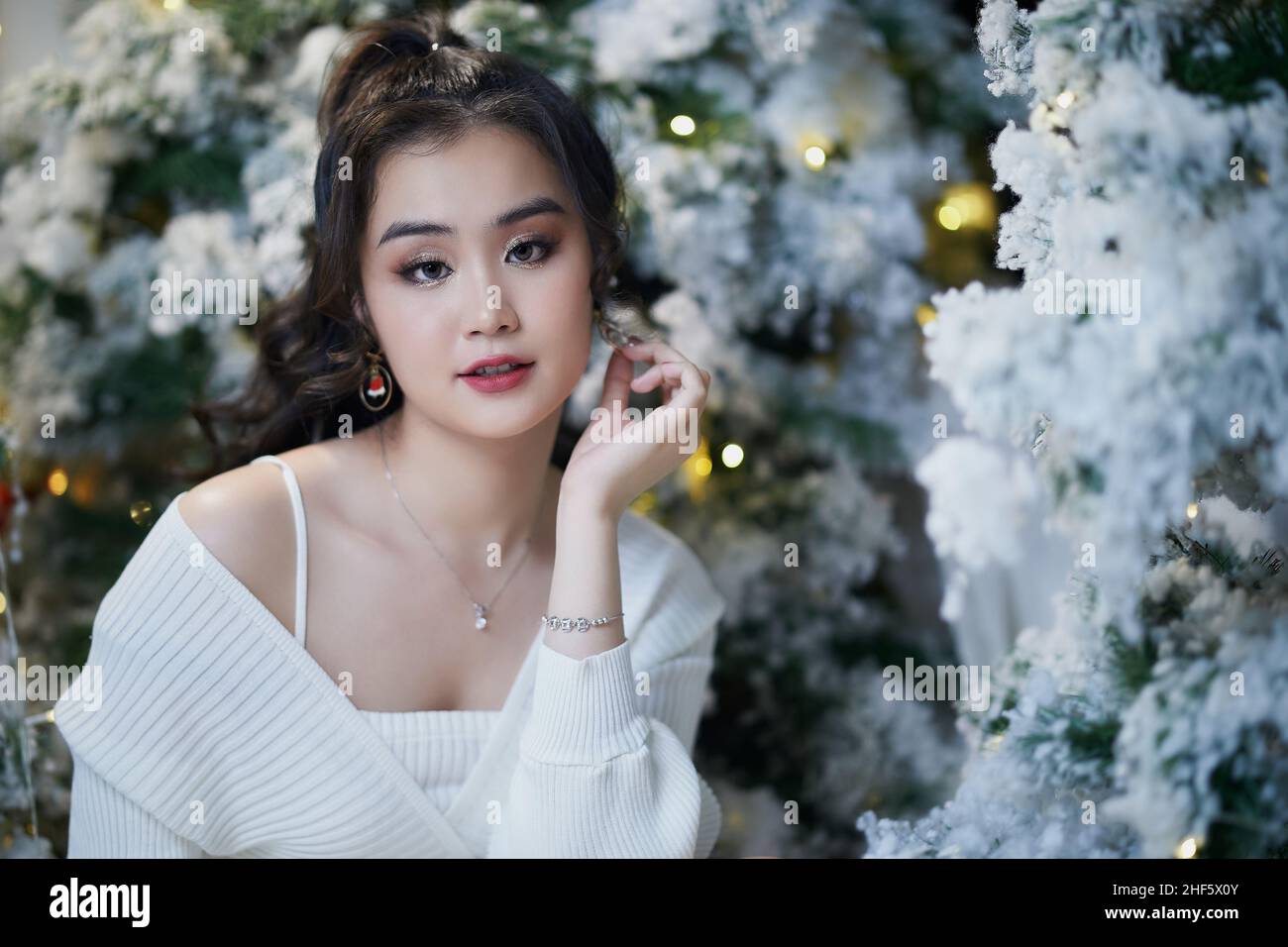 Ho Chi Minh City, Vietnam: Ritratto di una bella ragazza vietnamita in un abito bianco corto Tags (parole chiave) Foto Stock